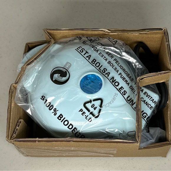 New In Box, Dash Light Blue Snowman mini waffle maker - Picture 7 of 8